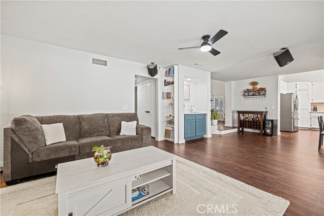 28777 Kathleen Avenue, Saugus CA: https://media.crmls.org/medias/980892b4-3424-4863-b23a-86fcb78f575d.jpg