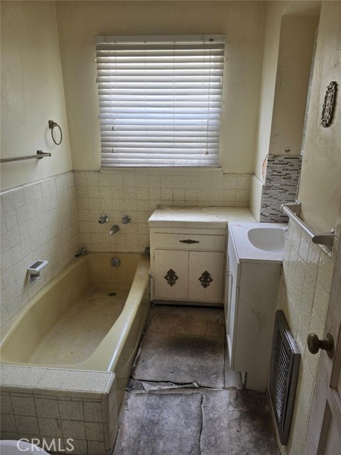 7710 S Halldale Avenue, Los Angeles CA: https://media.crmls.org/medias/980ccc95-49d2-4646-86b1-f7937e09e31a.jpg