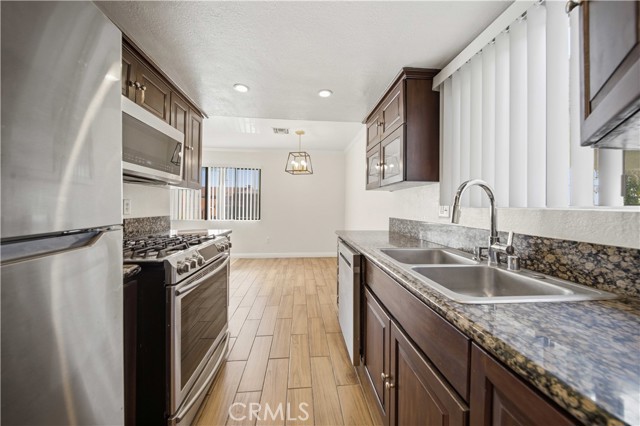 Detail Gallery Image 6 of 22 For 9047 Langdon Ave #6,  North Hills,  CA 91343 - 2 Beds | 2 Baths