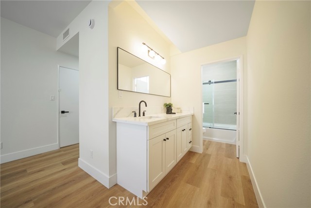 104 S Hayworth Avenue, Los Angeles CA: https://media.crmls.org/medias/98114a82-4260-49c9-89cc-53a510748d31.jpg