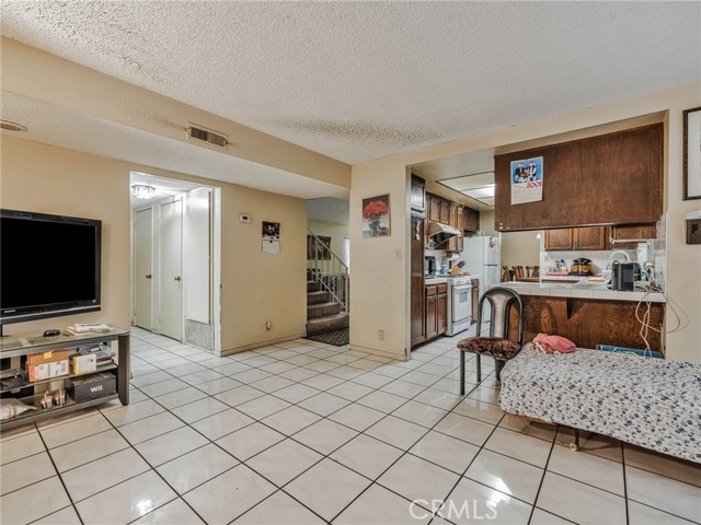 7800 Winnetka Avenue, Winnetka CA: https://media.crmls.org/medias/98116928-3e10-462f-a3f1-692b393daee9.jpg