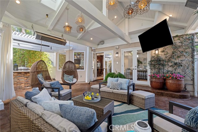 2000 Walnut Avenue, Manhattan Beach CA: https://media.crmls.org/medias/9814b54c-d530-4b7e-8557-738a1c46672d.jpg
