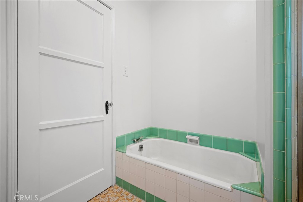 https://media.crmls.org/medias/9814b6c4-081c-4301-9858-4c4d40226123.jpg?preset=X-Large