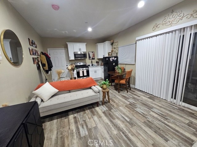 Detail Gallery Image 4 of 19 For 16039 Ceres Ave, Fontana,  CA 92335 - 4 Beds | 4/1 Baths