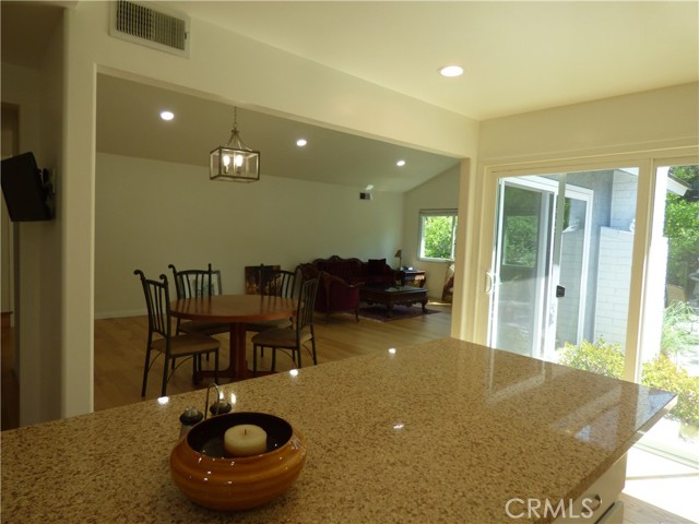 Detail Gallery Image 6 of 25 For 5650 Lake Lindero Dr, Agoura Hills,  CA 91301 - 3 Beds | 2 Baths