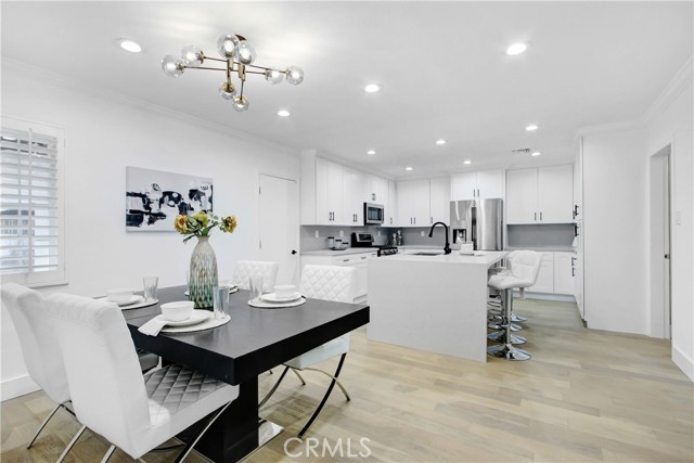 5237 Melvin Avenue, Tarzana CA: https://media.crmls.org/medias/98195201-4606-4f13-8702-d42e3f57df89.jpg