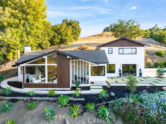 9425 Gierson Avenue, Chatsworth CA: https://media.crmls.org/medias/9819675c-5f24-4eb5-8102-0dc150dee7ca.jpg