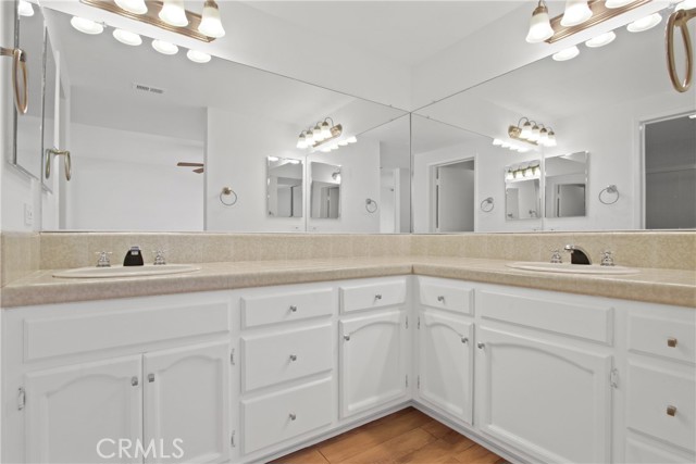 33 4th Street, Hermosa Beach CA: https://media.crmls.org/medias/981a5785-a692-4afe-b2d1-35434d7a0b9e.jpg