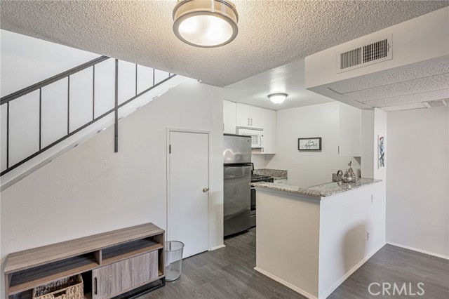 Detail Gallery Image 15 of 34 For 18645 Hatteras St #203,  Tarzana,  CA 91356 - 1 Beds | 1 Baths