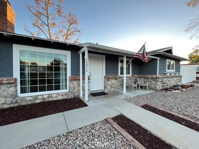 Detail Gallery Image 2 of 17 For 19954 Parthenia St, Northridge,  CA 91324 - 4 Beds | 2 Baths