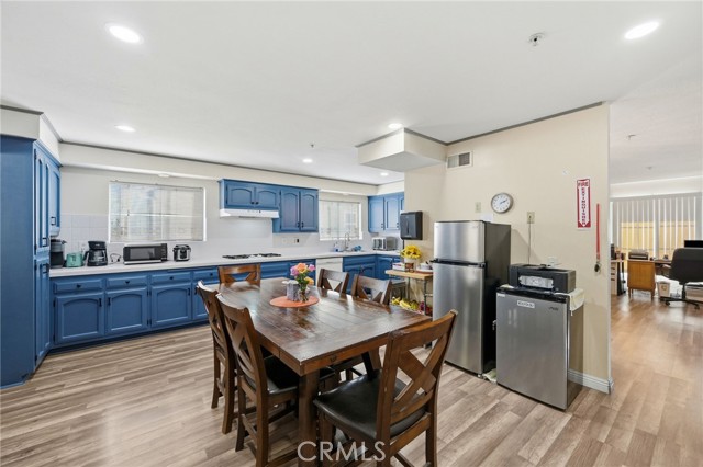 27828 Parkvale, Santa Clarita CA: https://media.crmls.org/medias/9821e5ce-285e-4fa4-8de2-fe358a9f7c5f.jpg