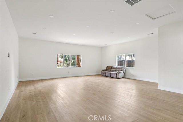 8040 Troost Avenue, North Hollywood CA: https://media.crmls.org/medias/9822afac-4d1d-45a4-b10c-613ffa138bce.jpg