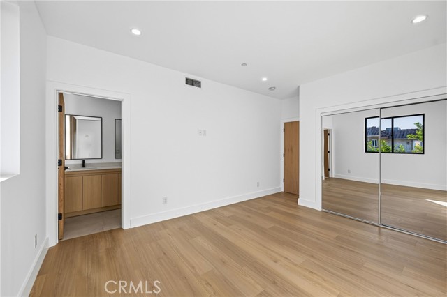 Detail Gallery Image 10 of 19 For 13602 Burbank Bld, Sherman Oaks,  CA 91401 - 4 Beds | 4/1 Baths