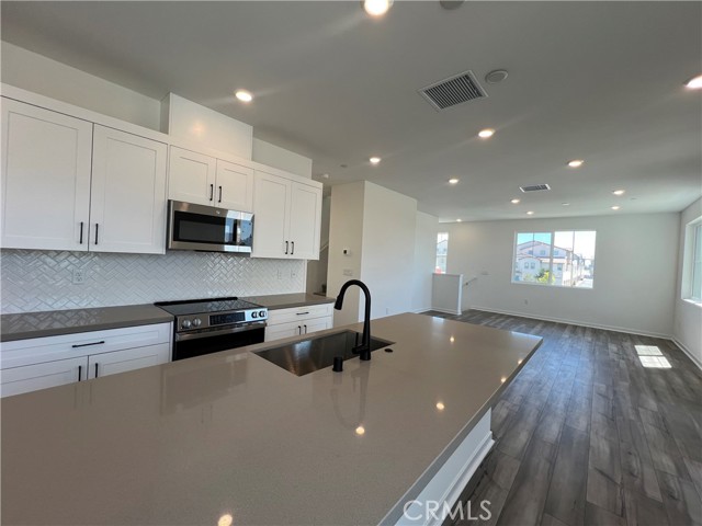 Detail Gallery Image 10 of 27 For 6074 Reef Way, Corona,  CA 92880 - 4 Beds | 3/1 Baths
