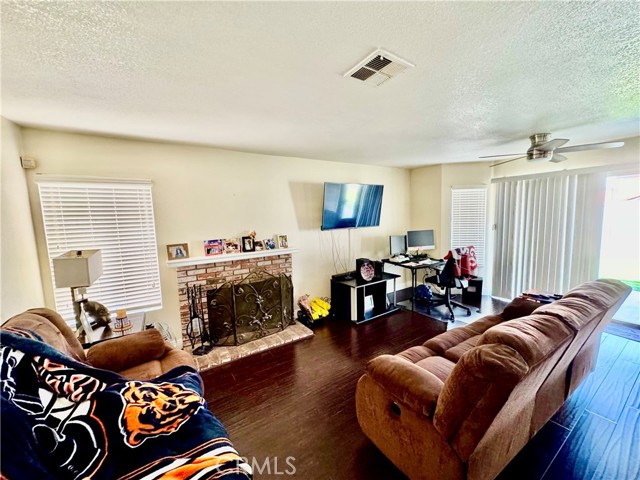 11308 Sherwood Court, Fontana CA: https://media.crmls.org/medias/982e0b18-30be-42c9-9459-a53deab29a41.jpg
