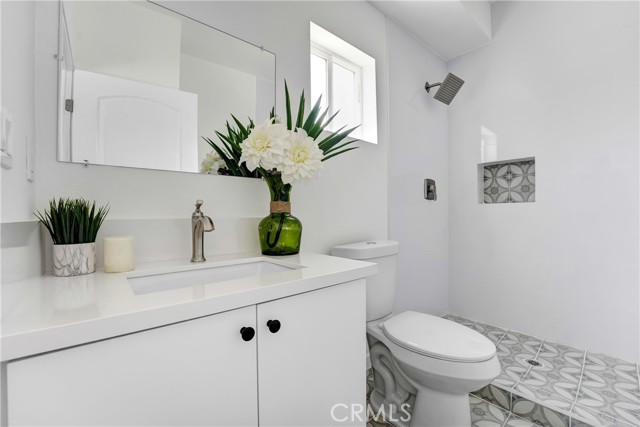 Detail Gallery Image 3 of 16 For 11954 Vanowen Ave, North Hollywood,  CA 91605 - 4 Beds | 3/1 Baths