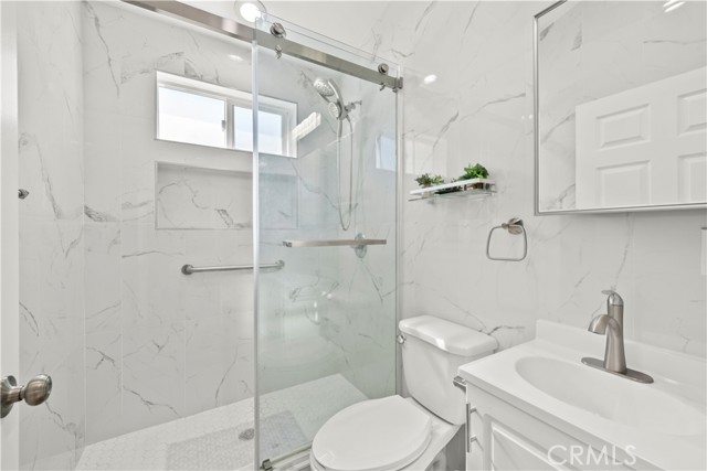 Detail Gallery Image 12 of 33 For 6920 1/2 Loma Verde, Canoga Park,  CA 91303 - 3 Beds | 3 Baths