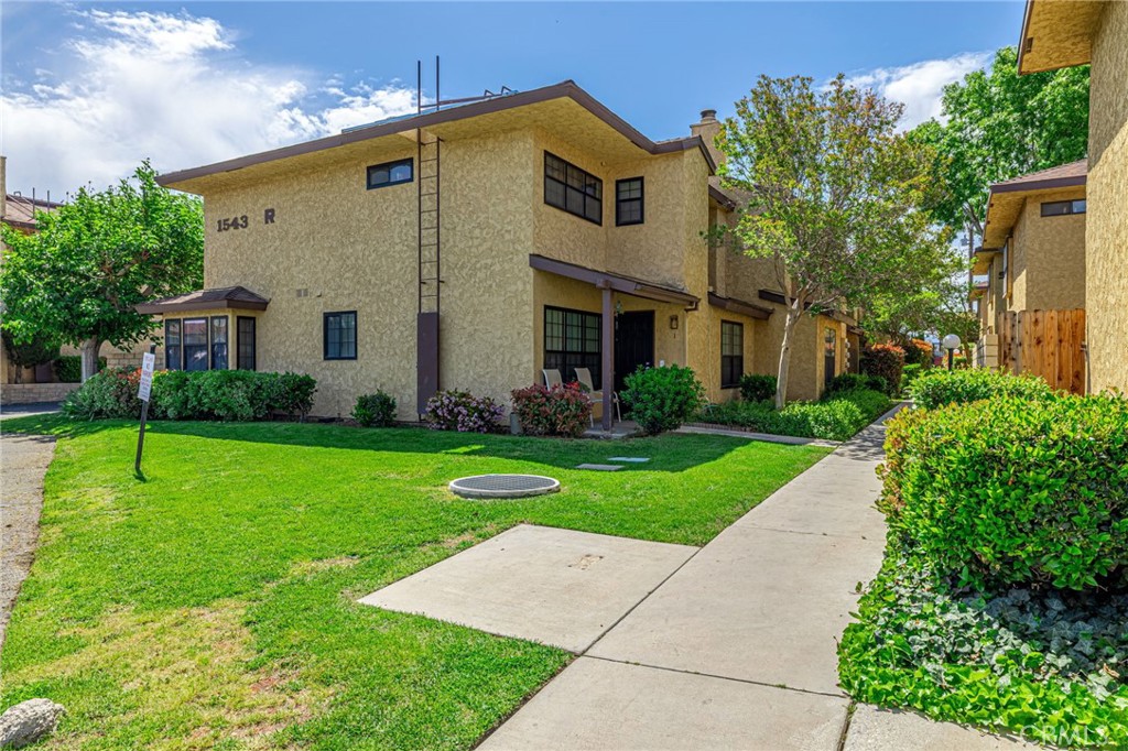 A desirable two-story Townhome conveniently located in the Park Somerset gated community. Close to the 14 freeway, restaurants, stores,  fairgrounds, movies & AV shuttle. Each bedroom has its bathroom & one additional bathroom downstairs. There are two pools, two spas, a tennis court, & access to the clubhouse. This is a beautiful, peaceful place to live. Surrounded by gorgeous flowers & landscaping throughout the entire complex.