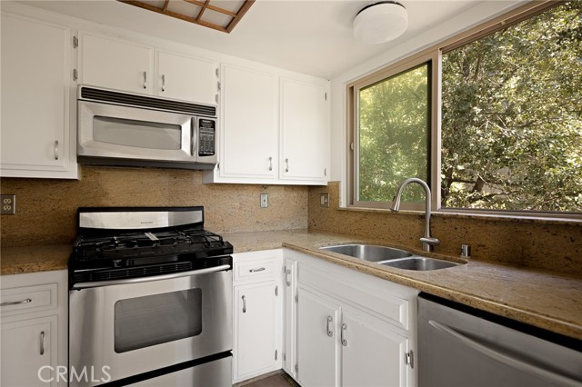 Detail Gallery Image 12 of 35 For 27711 Alpen Dr, Lake Arrowhead,  CA 92352 - 3 Beds | 3 Baths
