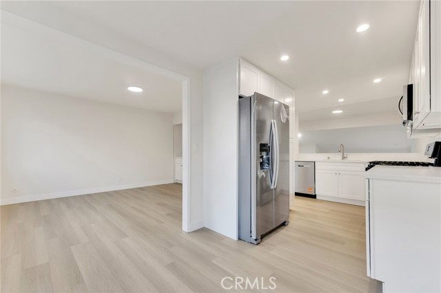 Detail Gallery Image 16 of 41 For 18423 Collins St a,  Tarzana,  CA 91356 - 2 Beds | 1/1 Baths