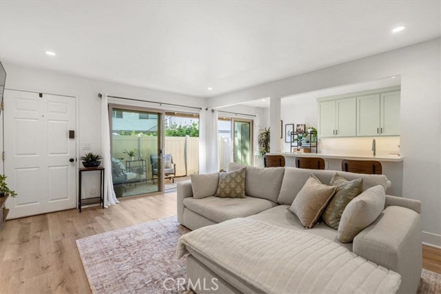 1196 Landsburn Circle, Westlake Village CA: https://media.crmls.org/medias/983a9e6d-134e-4456-a708-f7565b52d383.jpg
