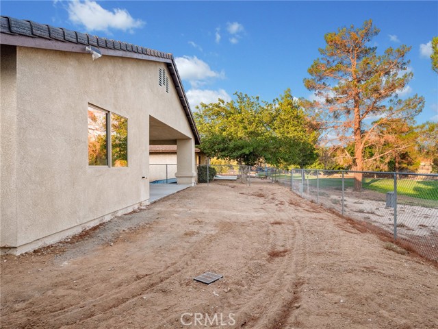 13835 Burning Tree Drive, Victorville CA: https://media.crmls.org/medias/983b410f-3dad-4b5f-8161-b7f1b46a667b.jpg
