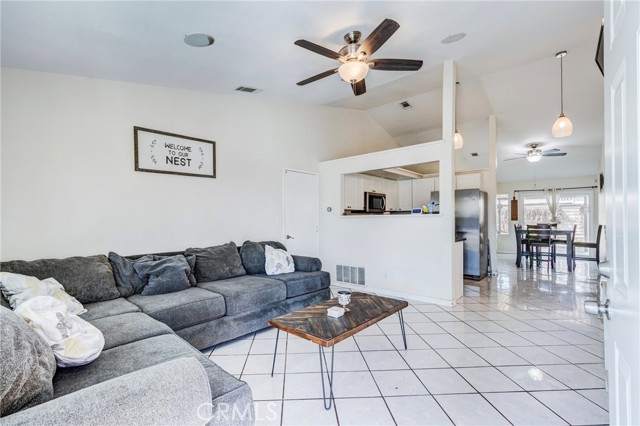 Detail Gallery Image 4 of 31 For 108 Oaktree Dr, Perris,  CA 92571 - 2 Beds | 2 Baths