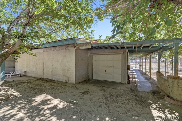15374 Gaskell Road, Rosamond CA: https://media.crmls.org/medias/983d0266-7f62-4ff3-8e68-431a953da89b.jpg
