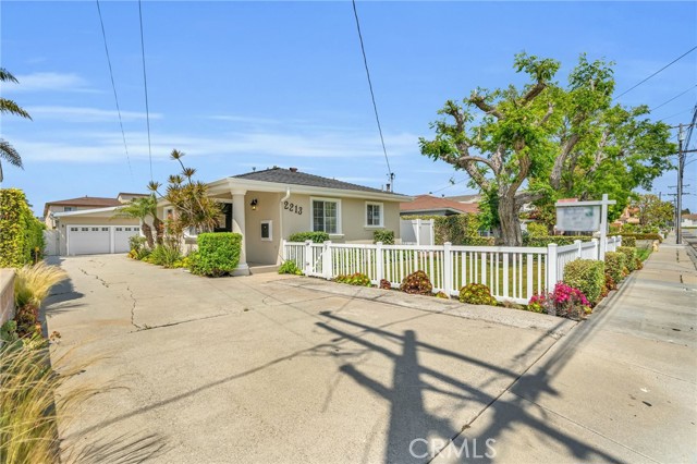 Detail Gallery Image 2 of 51 For 2213 Bataan Rd a,  Redondo Beach,  CA 90278 - 3 Beds | 2 Baths