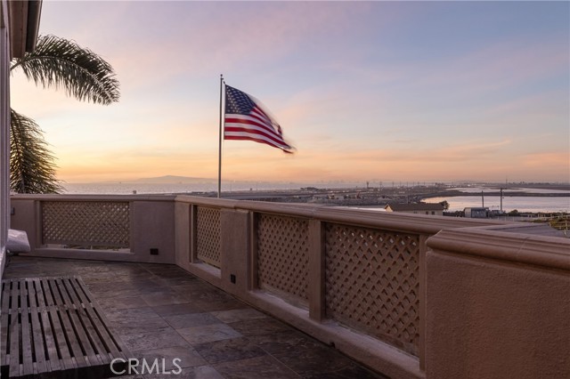 Detail Gallery Image 12 of 25 For 5561 Ocean Terrace Dr, Huntington Beach,  CA 92648 - 4 Beds | 4/1 Baths