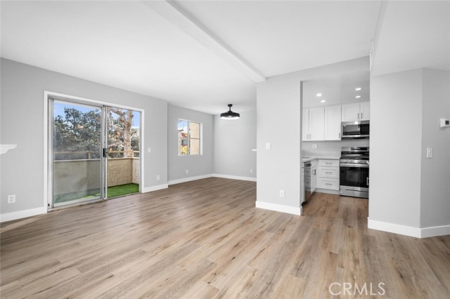 645 Chestnut Avenue, Long Beach CA: https://media.crmls.org/medias/9848a4c1-97e8-4113-bc49-f6845c73f900.jpg