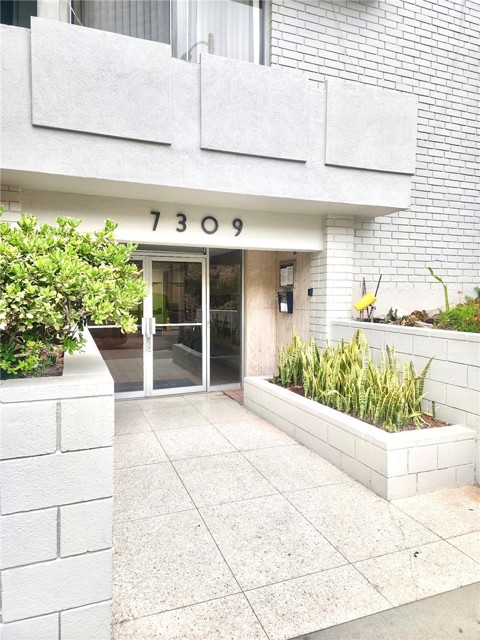 Detail Gallery Image 2 of 8 For 7309 Franklin Ave #105,  Los Angeles,  CA 90046 - 2 Beds | 2 Baths