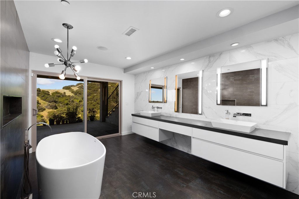 https://media.crmls.org/medias/98504b18-6ab5-4986-9cce-68a89ce5f810.jpg?preset=X-Large