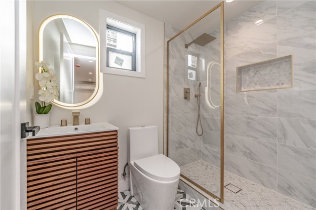 Detail Gallery Image 4 of 23 For 1972 S Corning St, Los Angeles,  CA 90034 - 2 Beds | 2 Baths