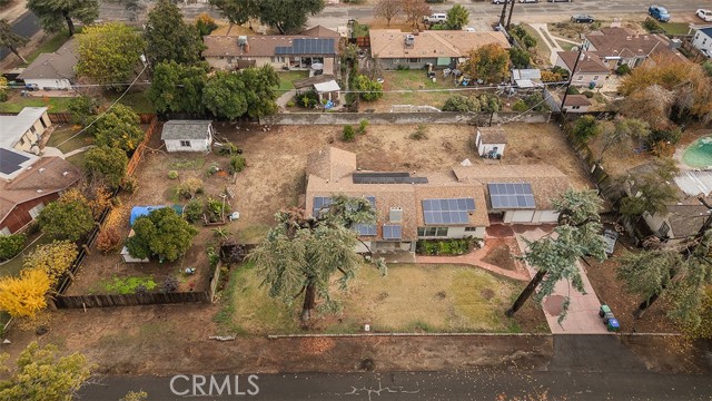 Detail Gallery Image 5 of 47 For 935 S Park Circle Dr, Fresno,  CA 93727 - 5 Beds | 2 Baths