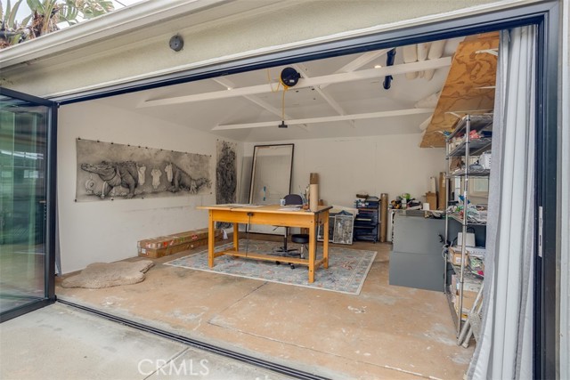 516 S Sparks S Street, Burbank CA: https://media.crmls.org/medias/9859e9d9-475e-47cd-8988-26e0b6495343.jpg