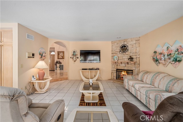 28852 Woodside Drive, Saugus CA: https://media.crmls.org/medias/985a9b84-c2ad-405b-8228-7ec54abfe899.jpg