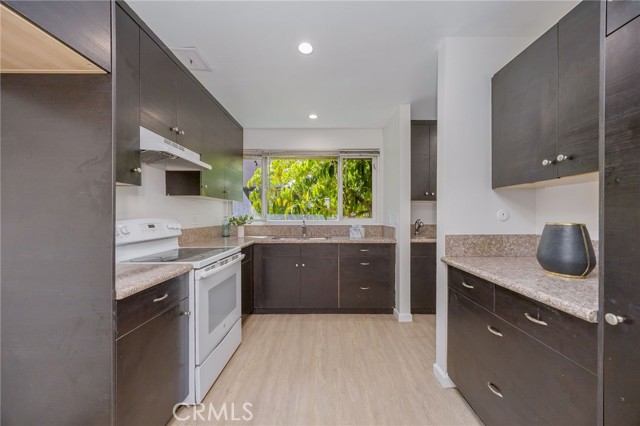 Detail Gallery Image 6 of 28 For 18110 Killion St #2,  Tarzana,  CA 91356 - 3 Beds | 2/1 Baths
