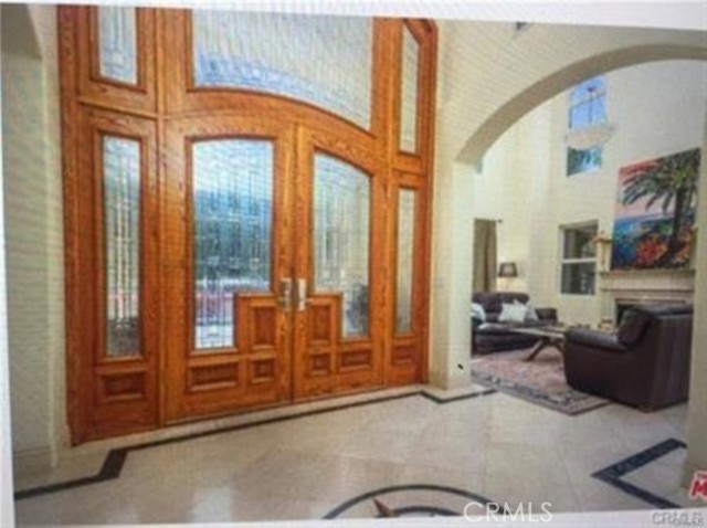 Detail Gallery Image 5 of 13 For 5717 Melvin Ave, Tarzana,  CA 91356 - 10 Beds | 6 Baths