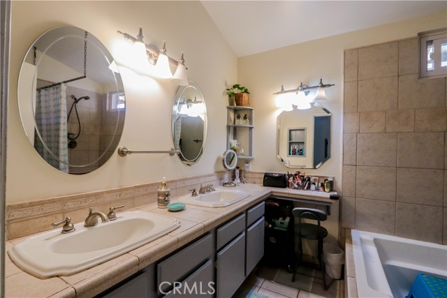 41 Pasada Valiente, Rancho Santa Margarita CA: https://media.crmls.org/medias/9862bf50-9520-4add-a088-8fb15e8ce082.jpg