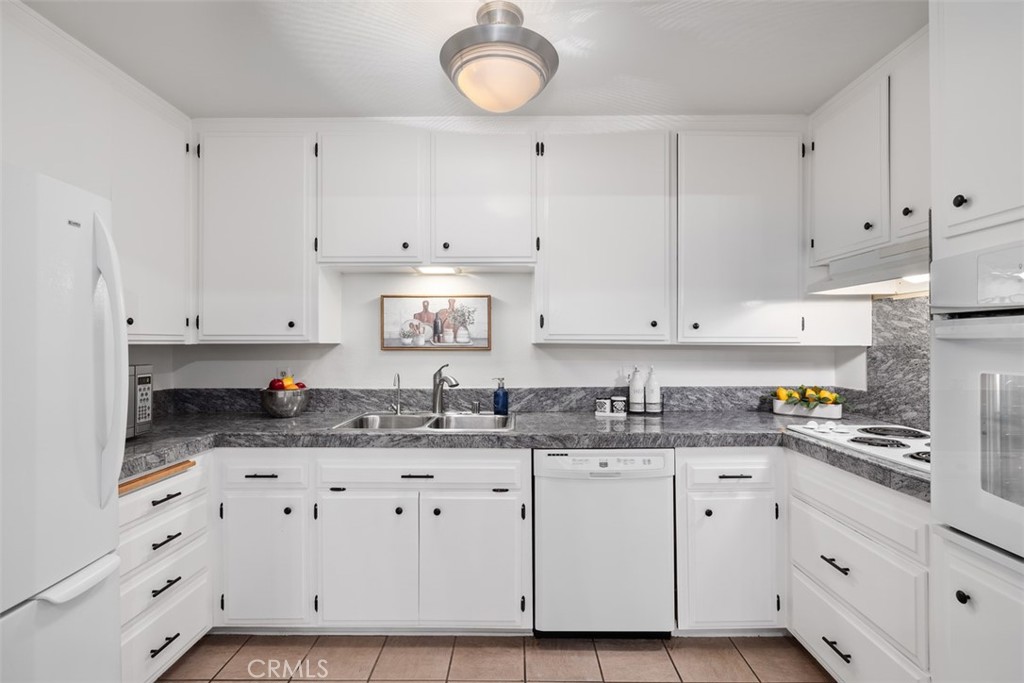 3266 1st Ave - photo 6