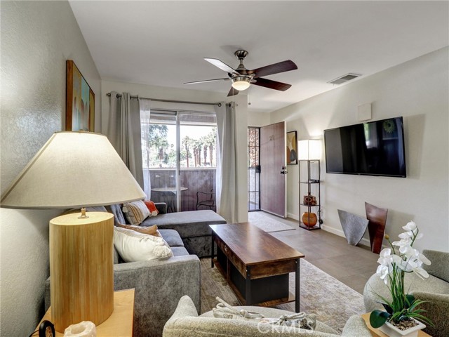 Detail Gallery Image 5 of 22 For 2860 N Los Felices Rd #211,  Palm Springs,  CA 92262 - 1 Beds | 1 Baths