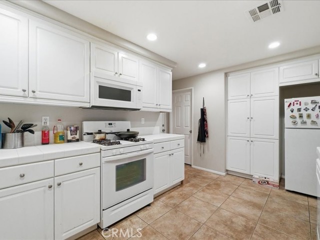 Detail Gallery Image 6 of 14 For 15903 Fountain Ln, Chino,  CA 91708 - 2 Beds | 2/1 Baths