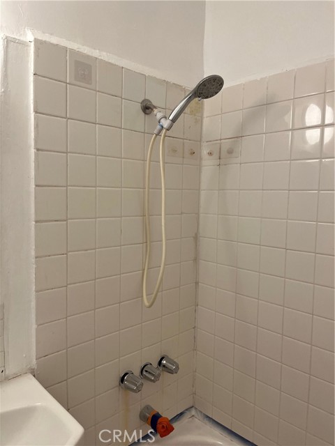 Newly re-glazed bathroom!
