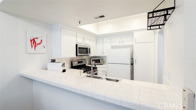 Detail Gallery Image 13 of 59 For 2563 Plaza Del Amo #204,  Torrance,  CA 90503 - 2 Beds | 2 Baths