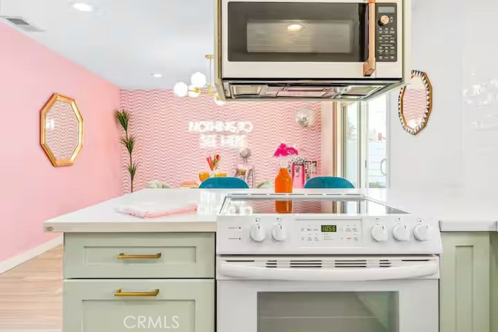 https://media.crmls.org/medias/986fa76d-e000-49f9-919f-82f44252557c.jpg?preset=X-Large