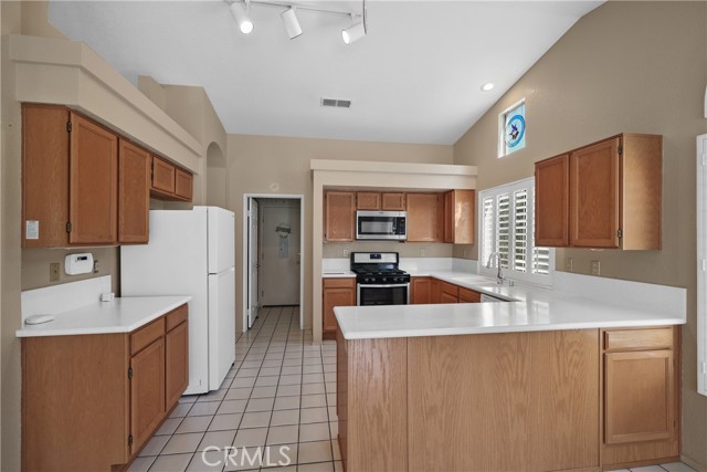 Detail Gallery Image 10 of 42 For 1959 Seven Hills Dr, Hemet,  CA 92545 - 3 Beds | 2 Baths