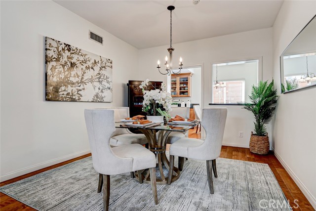 Cozy breakfast area in the kitchen!