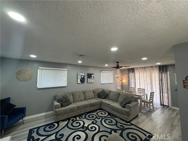 Detail Gallery Image 5 of 22 For 20932 Blythe St, Canoga Park,  CA 91304 - 3 Beds | 2 Baths