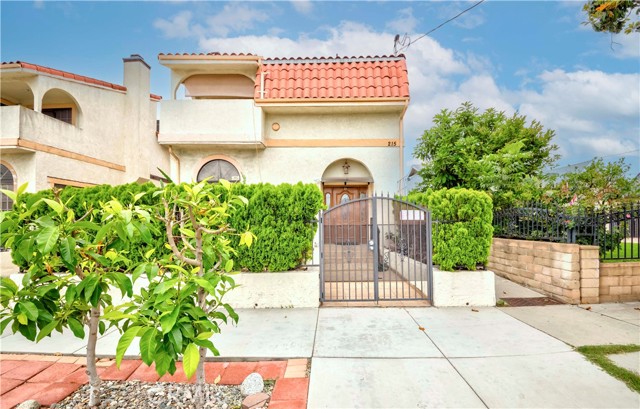 215 N Maple Avenue, Montebello CA: https://media.crmls.org/medias/98769833-eadb-4f94-8082-ed1d032e53a2.jpg